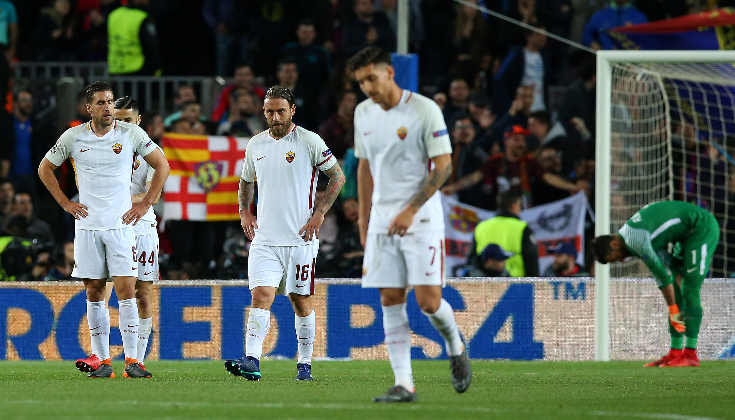 Nỗi thất vọng của các cầu thủ AS Roma sau trận thua Barcelona. Ảnh: REUTERS