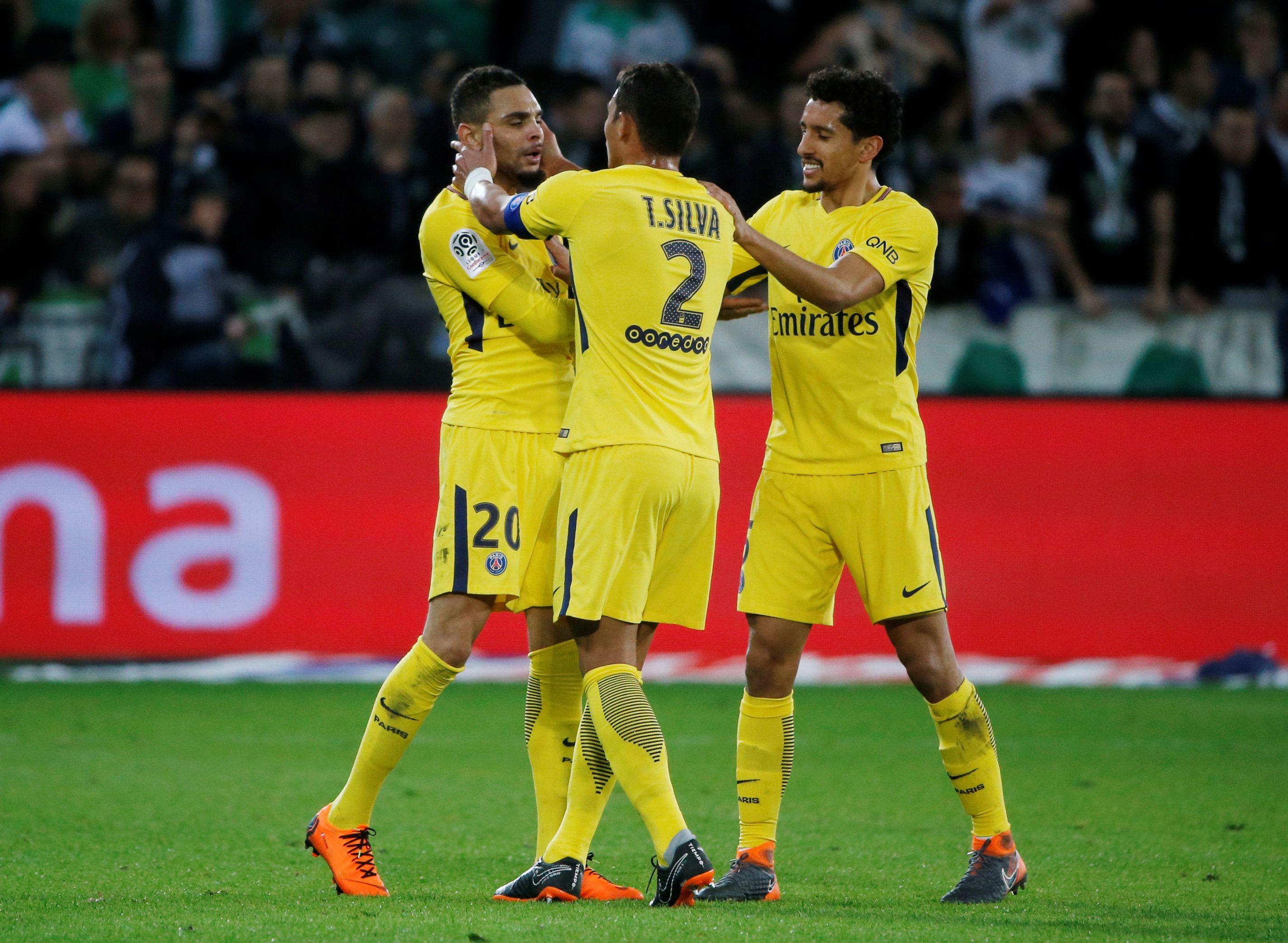 Niềm vui của các cầu thủ PSG sau khi có bàn gỡ 1-1 vào lưới St Etienne. Ảnh: REUTERS