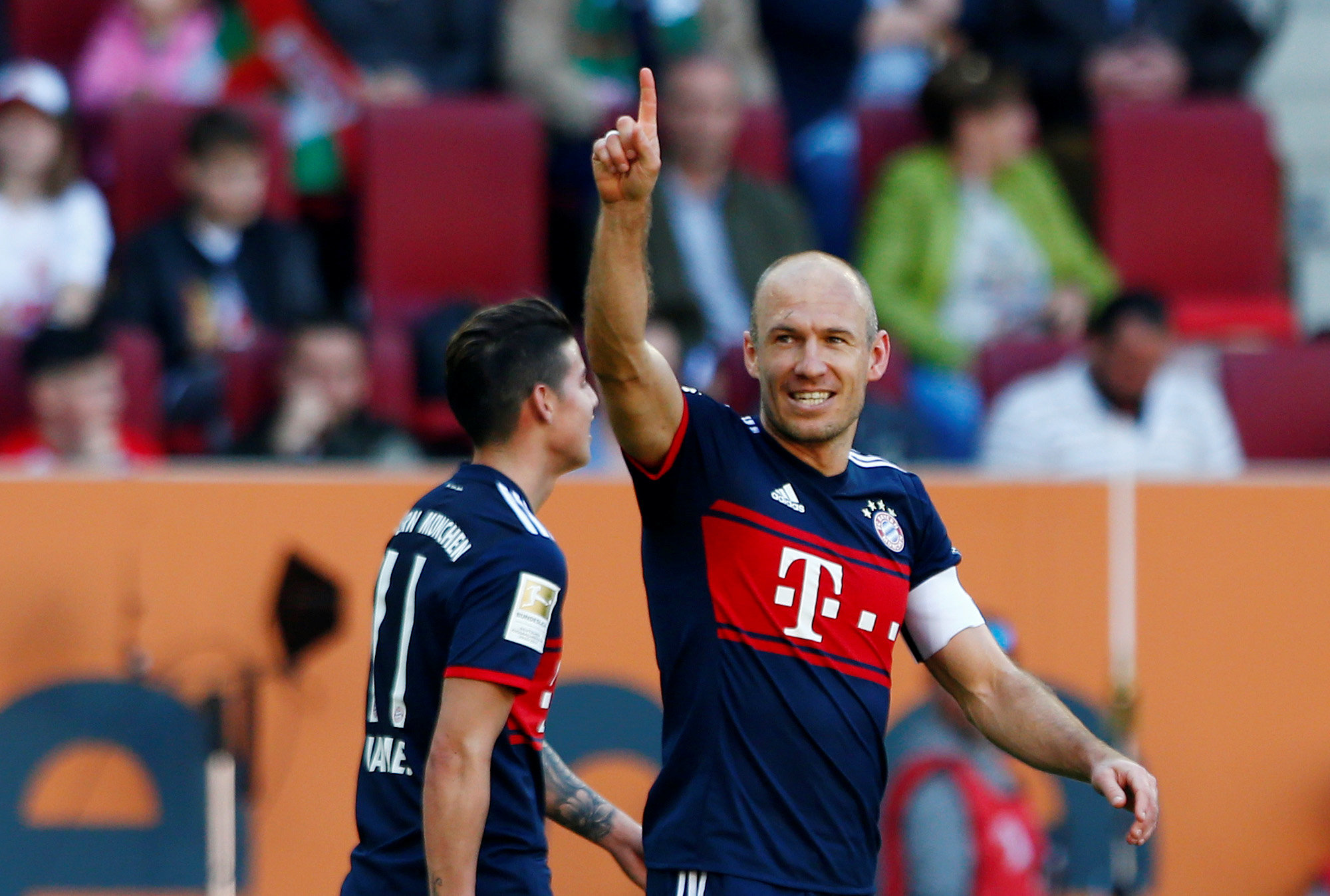 Robben ăn mừng bàn nâng tỉ số lên 3-1 cho B.M. Ảnh: REUTERS