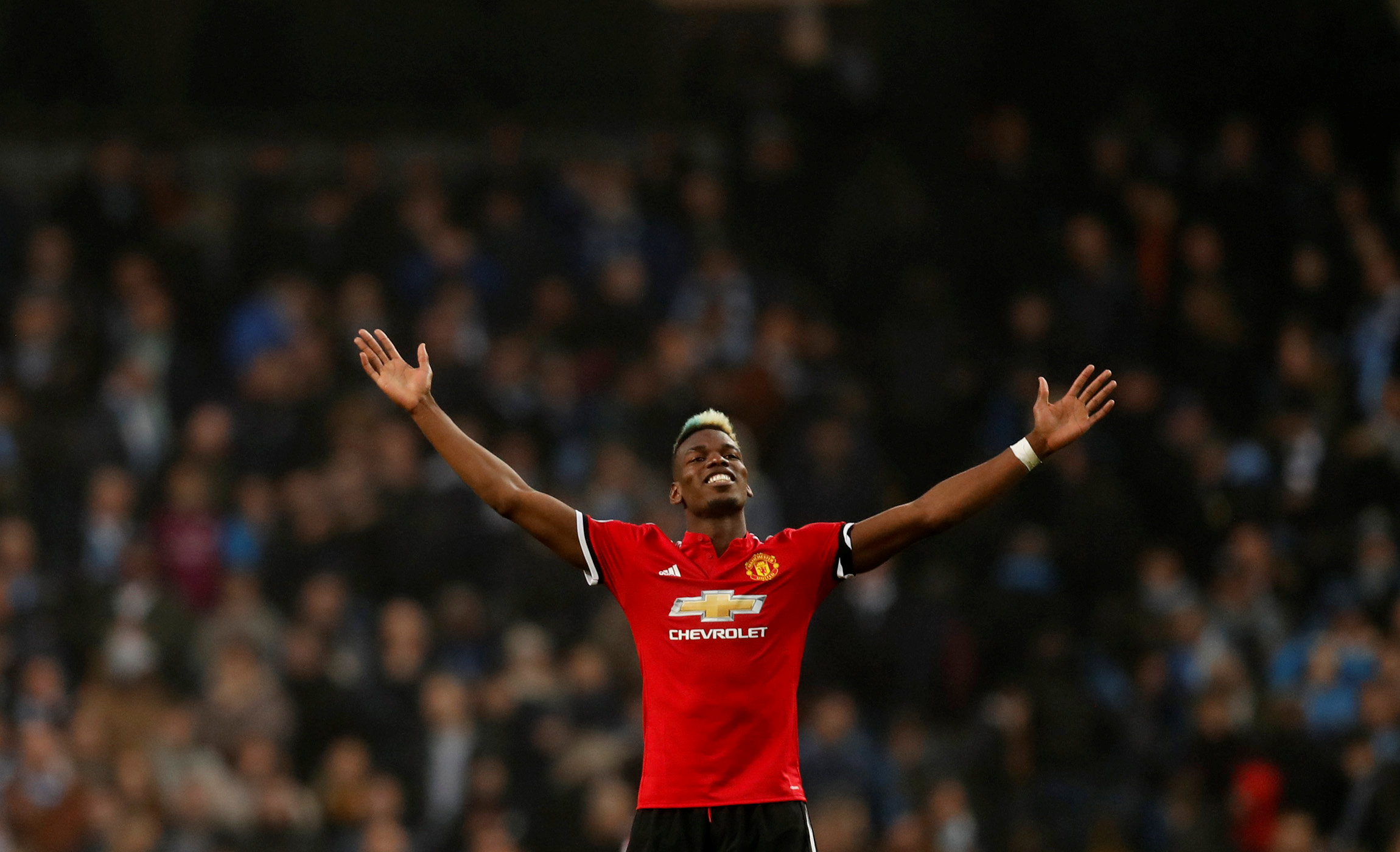 Pogba ăn mừng sau trận thắng ngoạn mục trước M.C. Ảnh: REUTERS