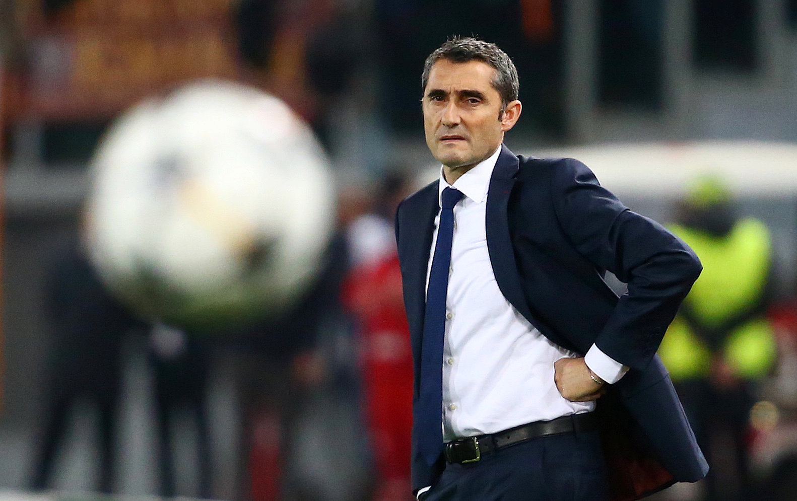 HLV  Ernesto Valverde trong trận Barca thua Roma 0-3 rạng sáng 11-4. Ảnh: REUTERS