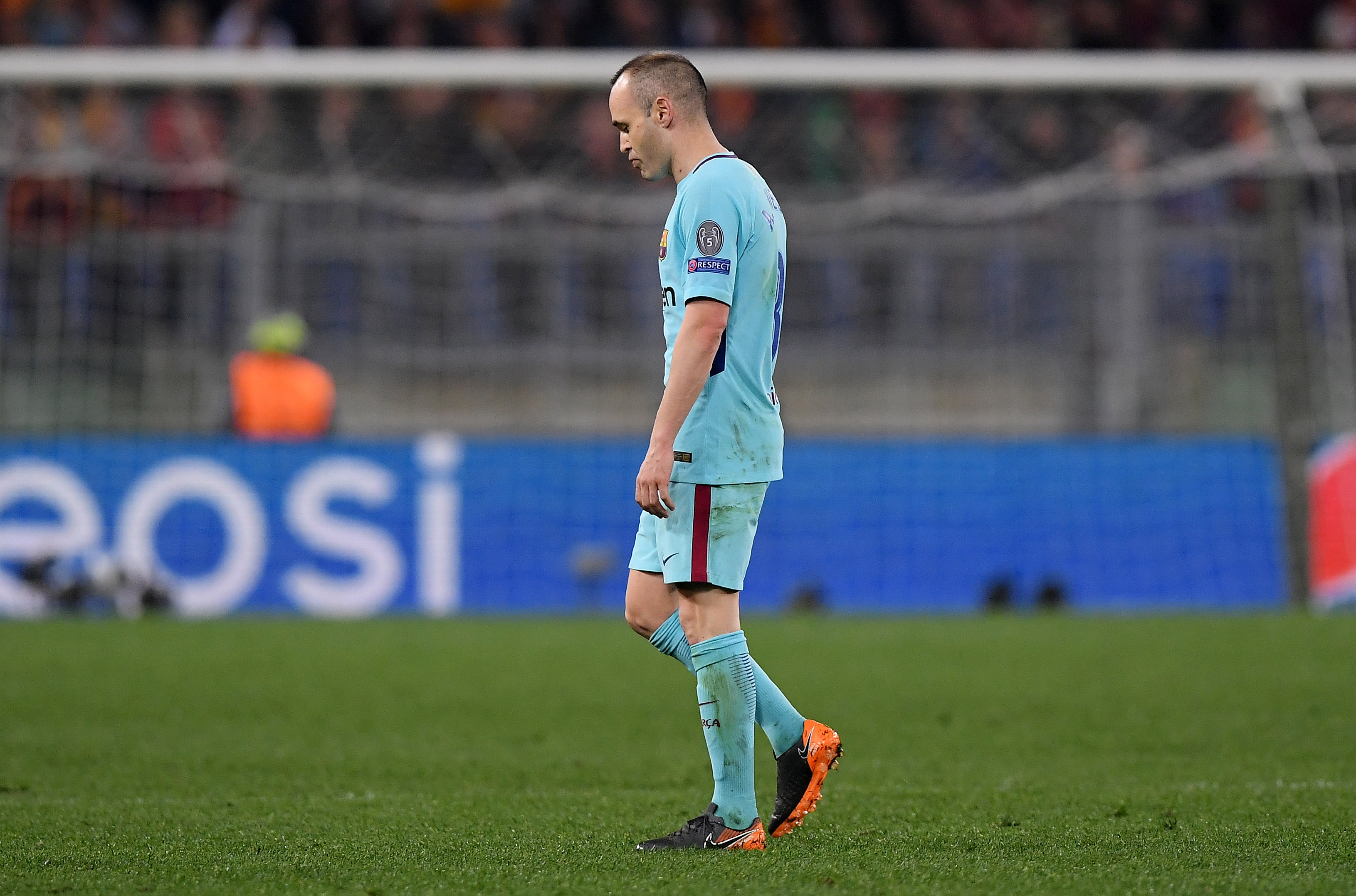 Sự thất vọng của thủ quân Iniesta trong trận thua của Barca. Ảnh: REUTERS