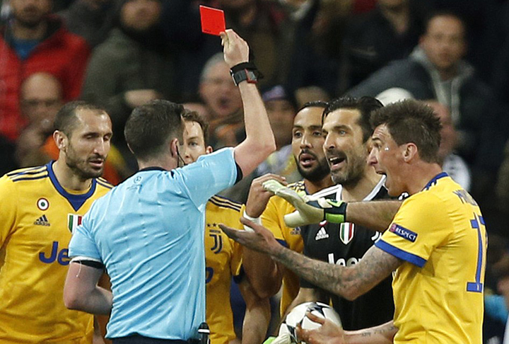 Thủ thành Buffon nhận thẻ đỏ vì phản ứng quyết liệt sau khi Juventus bị thổi penalty. Ảnh: AP