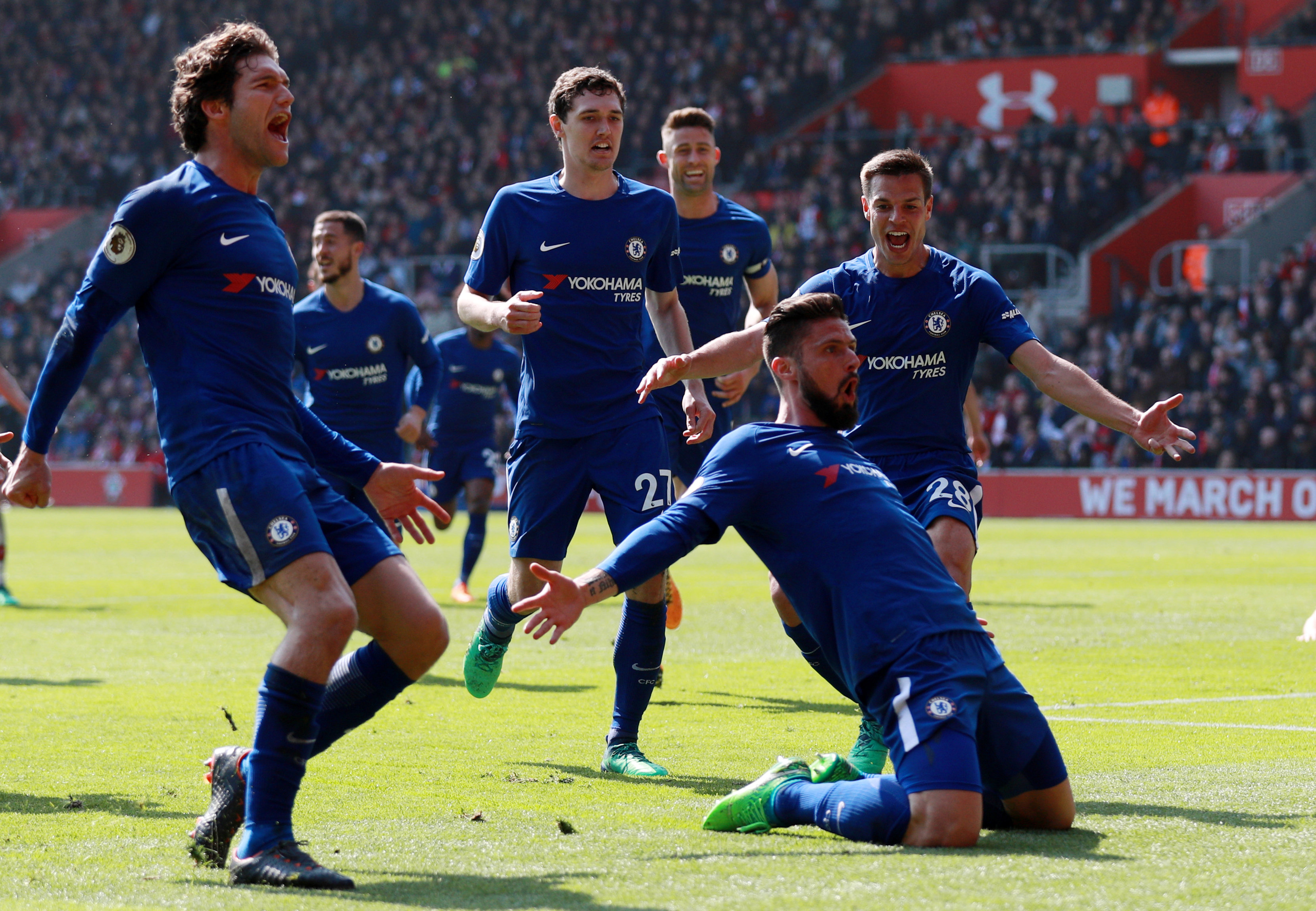 Niềm vui của các cầu thủ Chelsea sau khi Giroud nâng tỉ số lên 3-2. Ảnh: REUTERS