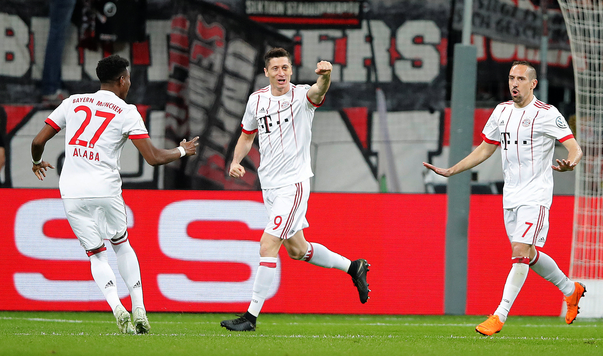 Niềm vui của Lewandowski sau khi mở tỉ số cho B.M. Ảnh: REUTERS