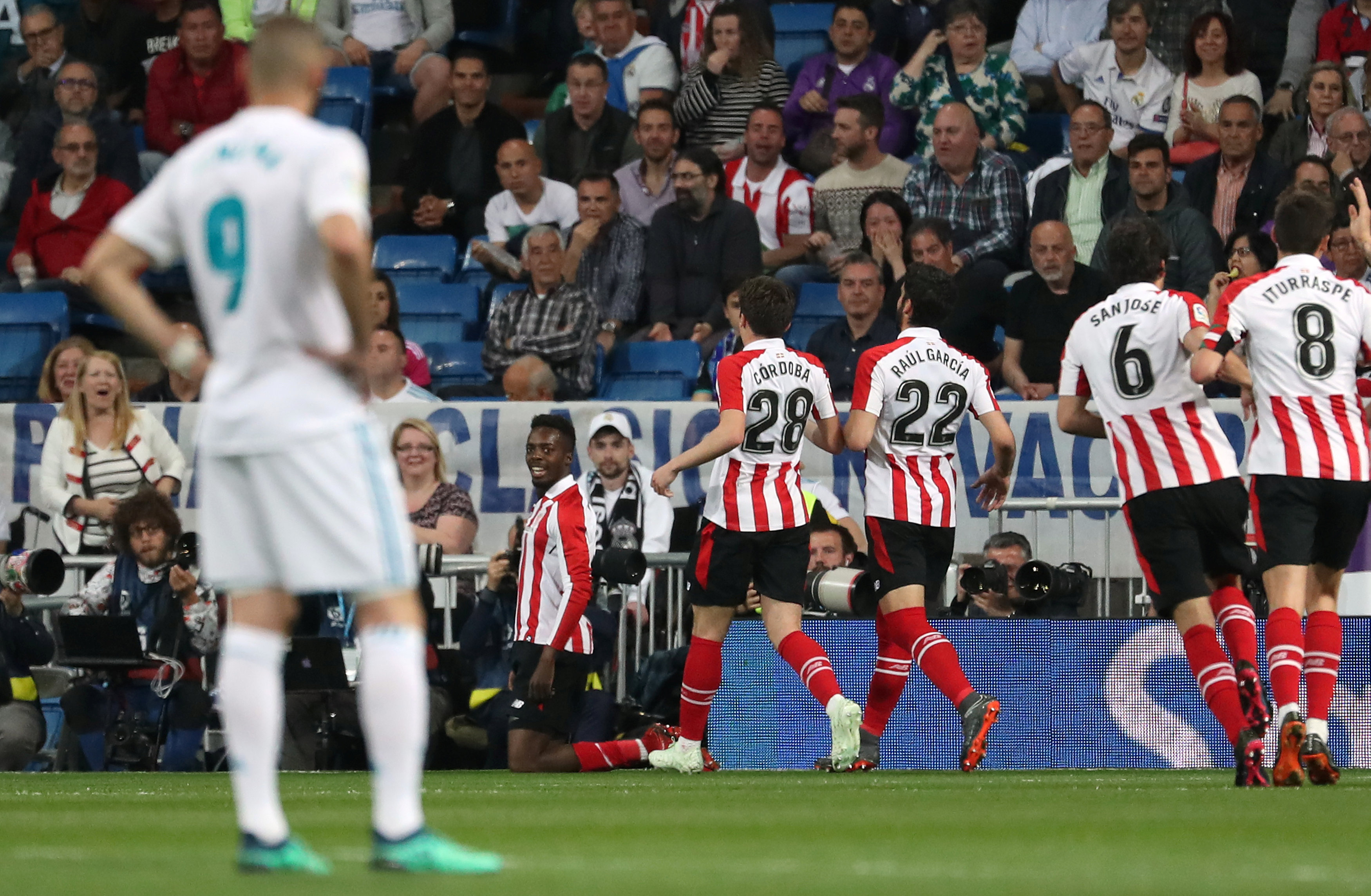 Niềm vui của các cầu thủ Athletic Bilbao sau khi ghi bàn vào lưới R.M. Ảnh: REUTERS