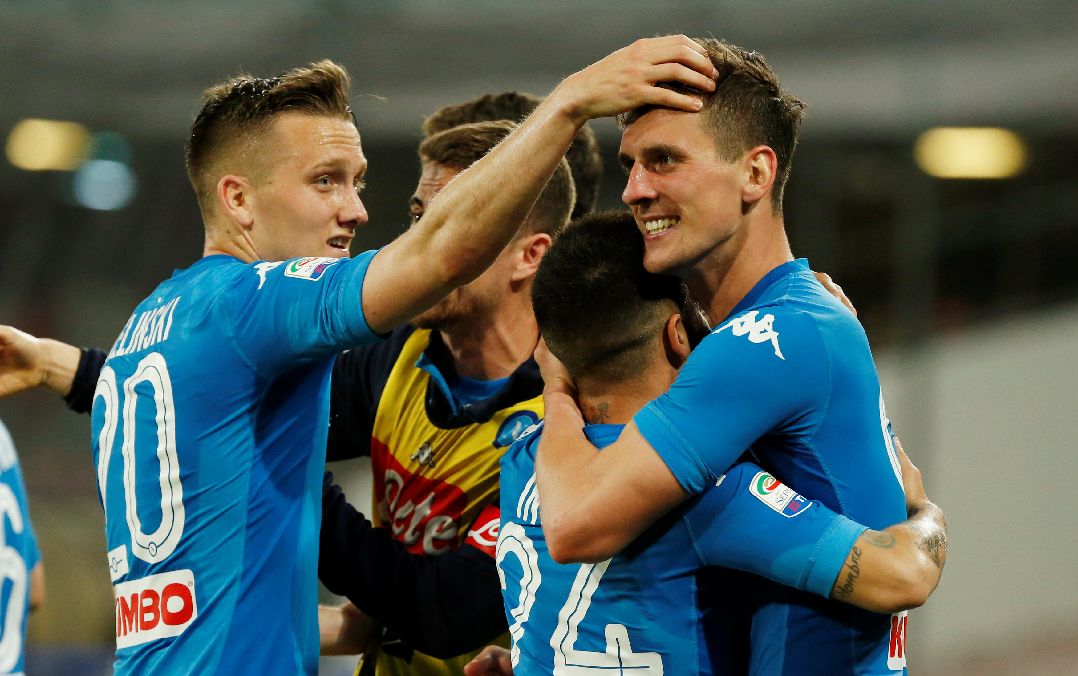 Niềm vui của các cầu thủ Napoli sau khi ghi bàn vào lưới Udinese. Ảnh: REUTERS