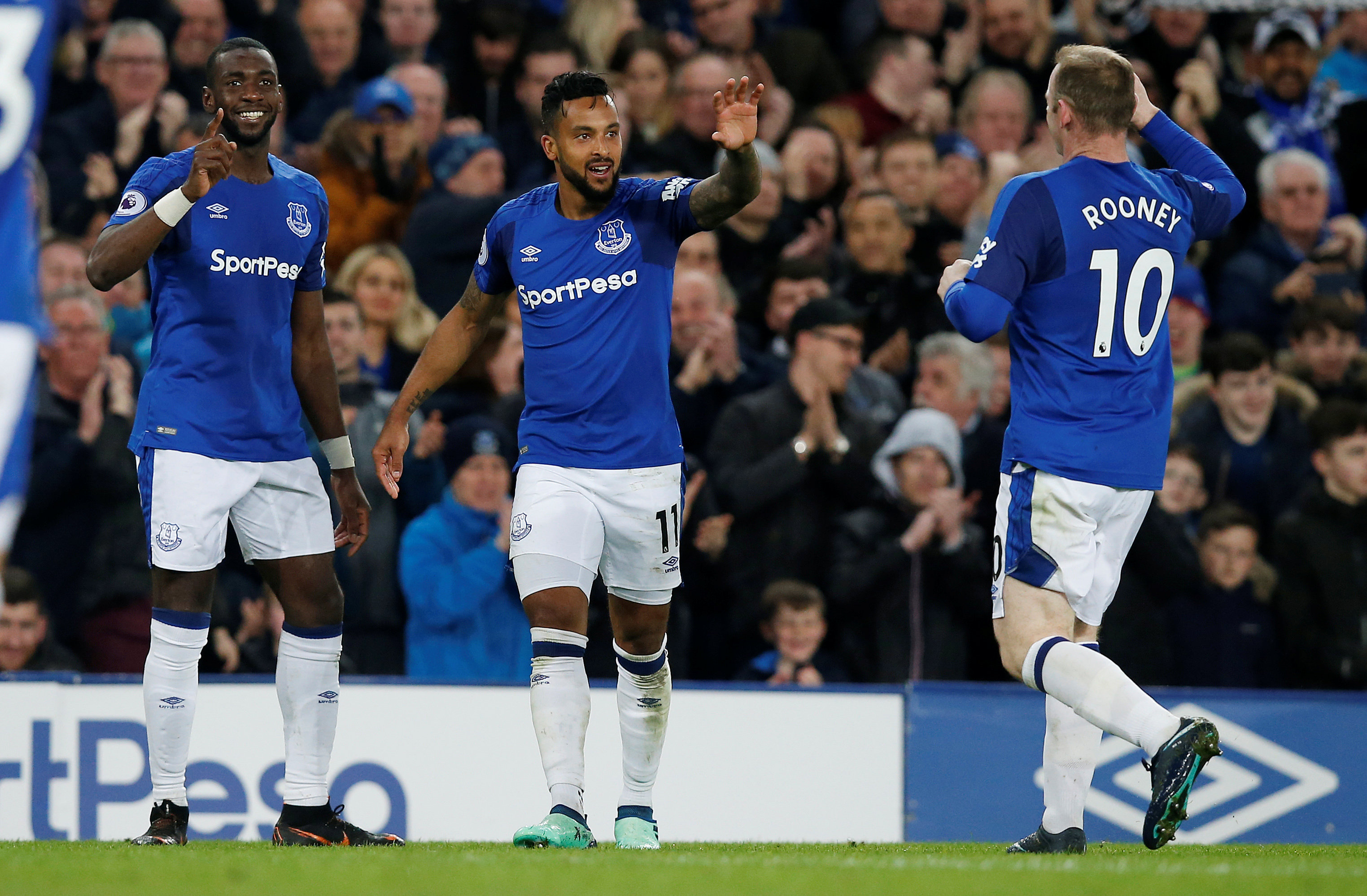 Niềm vui của Walcott (giữa) sau khi ghi bàn cho Everton. Ảnh: REUTERS