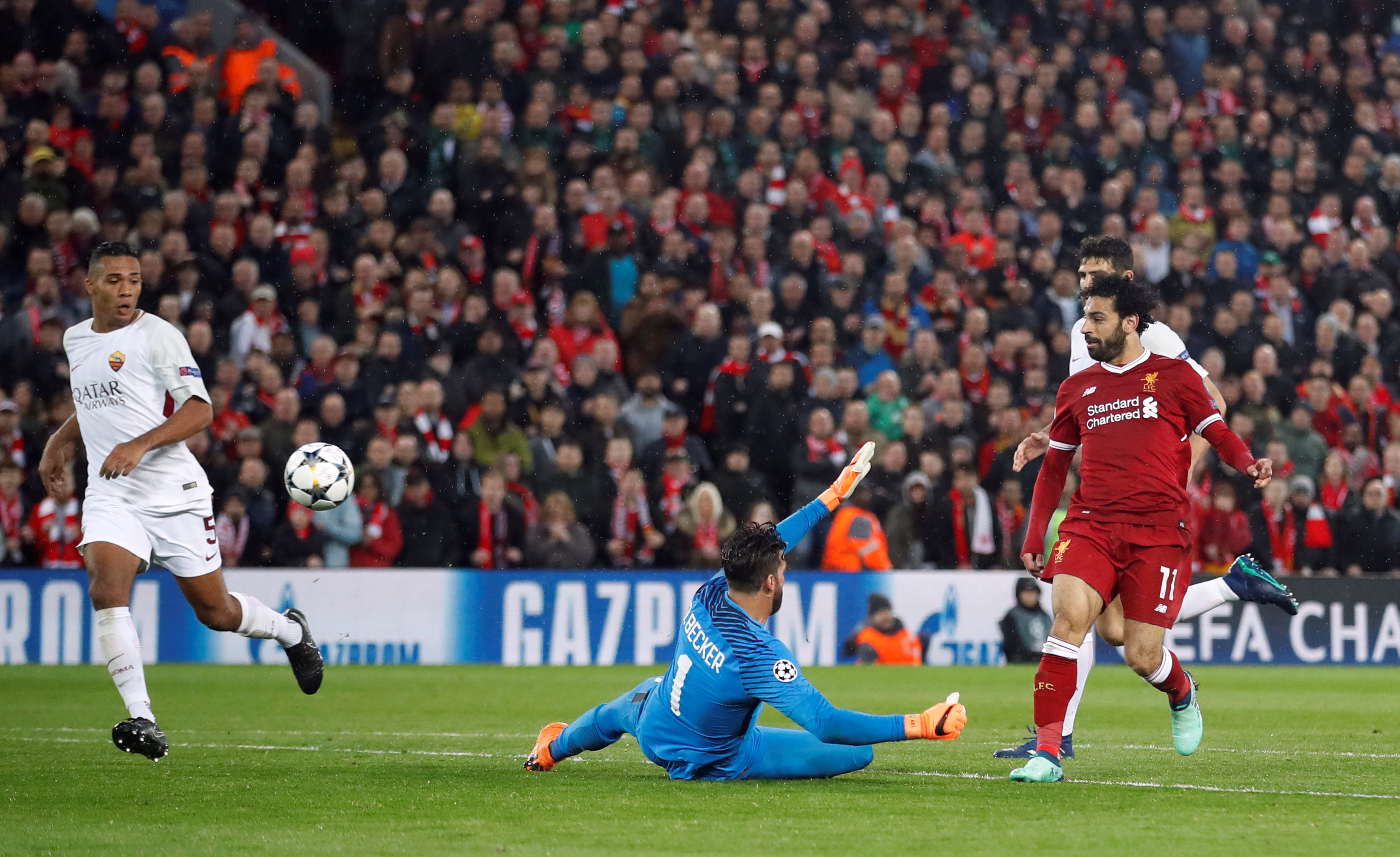 Pha dứt điểm nâng tỉ số lên 2-0 cho Liverpool của Salah. Ảnh: REUTERS