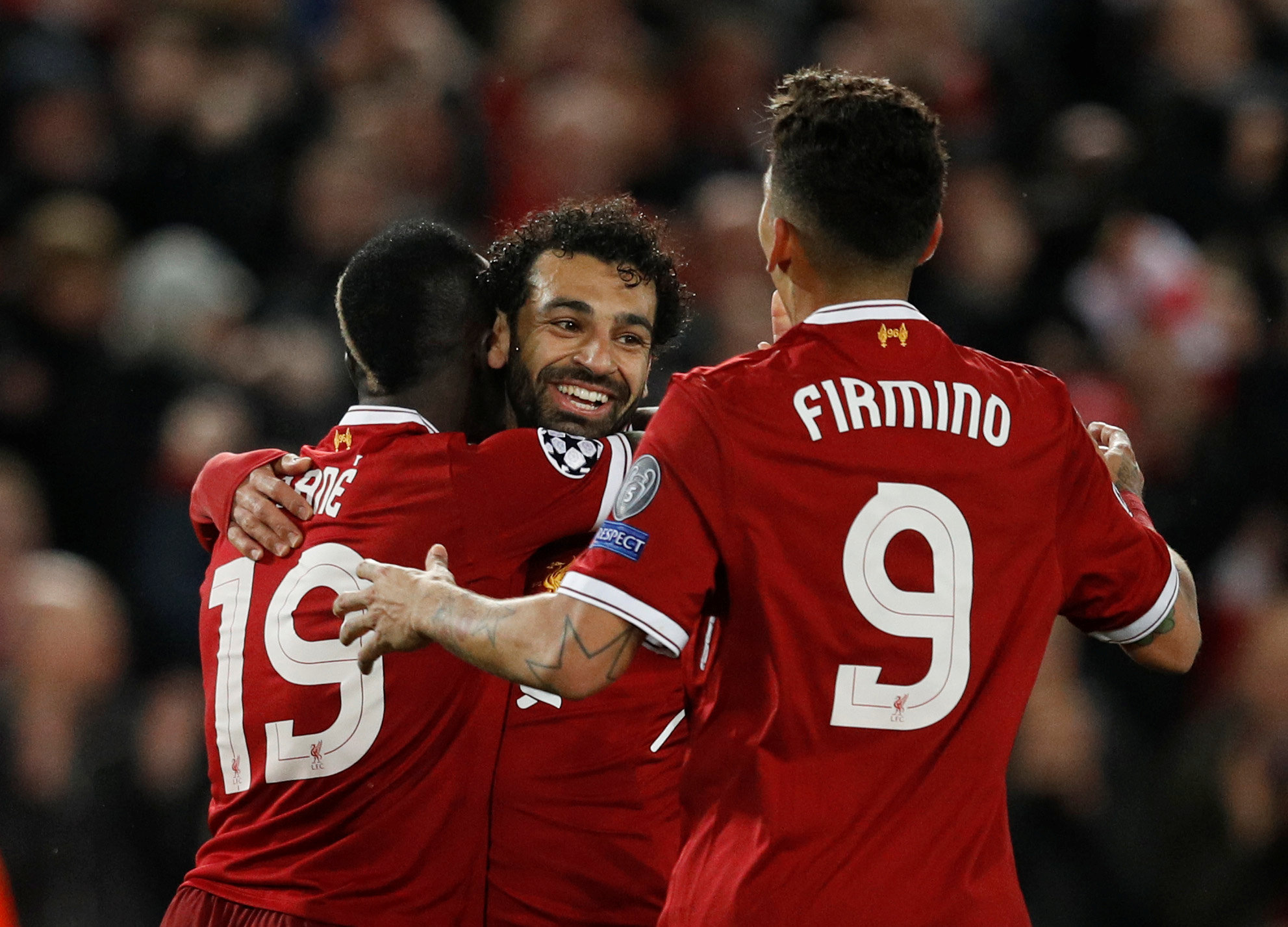 Niềm vui của các cầu thủ Liverpool sau khi Mane nâng tỉ số lên 3-0. Ảnh: REUTERS