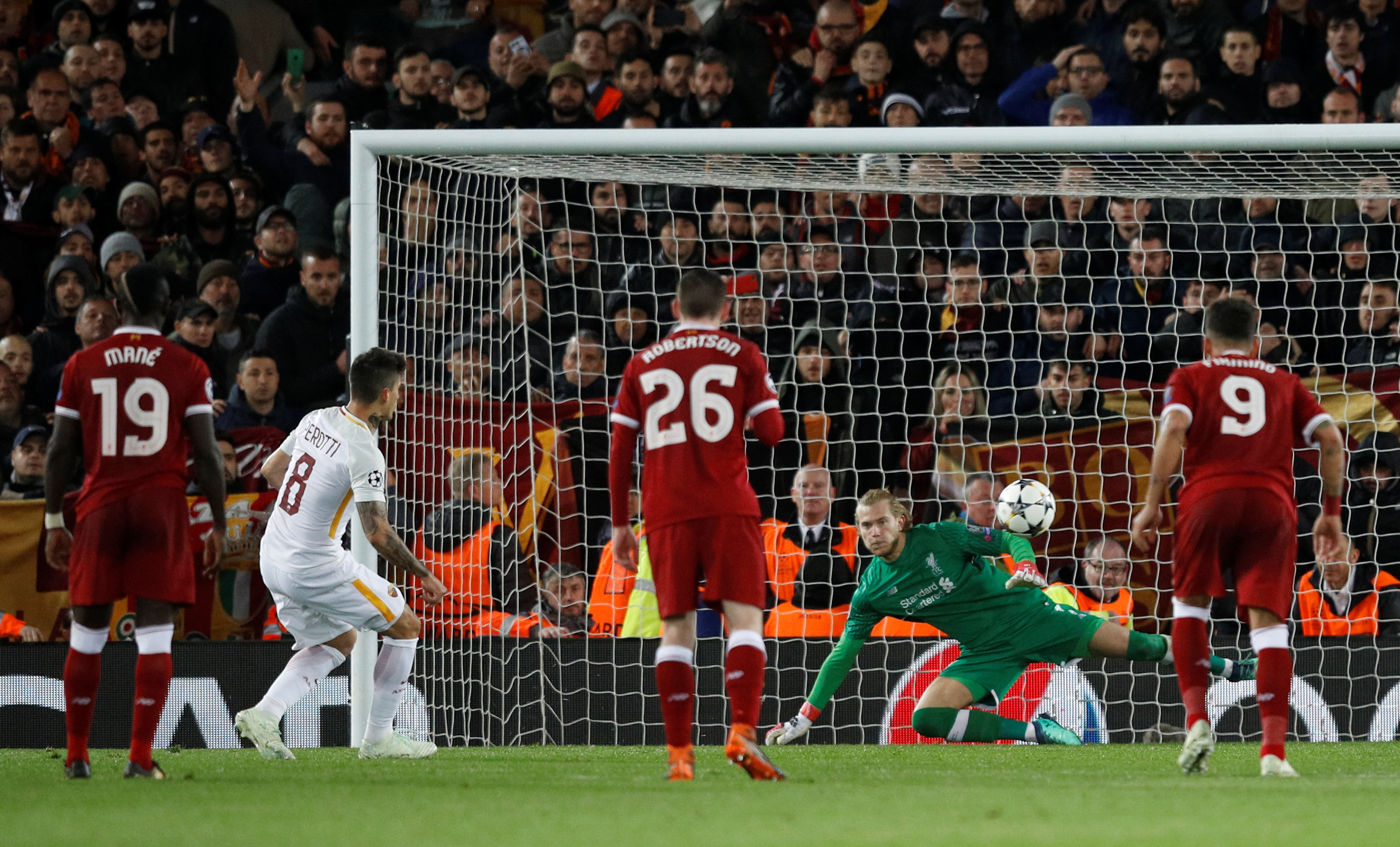 Pha sút penalty rút ngăn tỉ số xuống 2-5 cho Roma của Perotti. Ảnh: REUTERS
