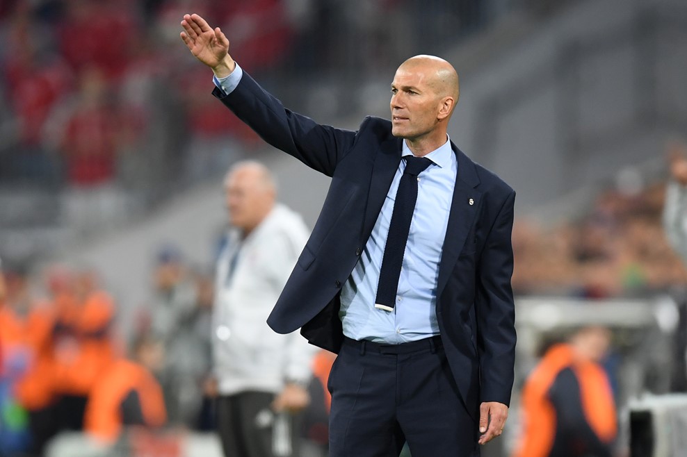 HLV Zidane chỉ đạo các học trò trong trận đấu với B.M. Ảnh: GETTY IMAGES