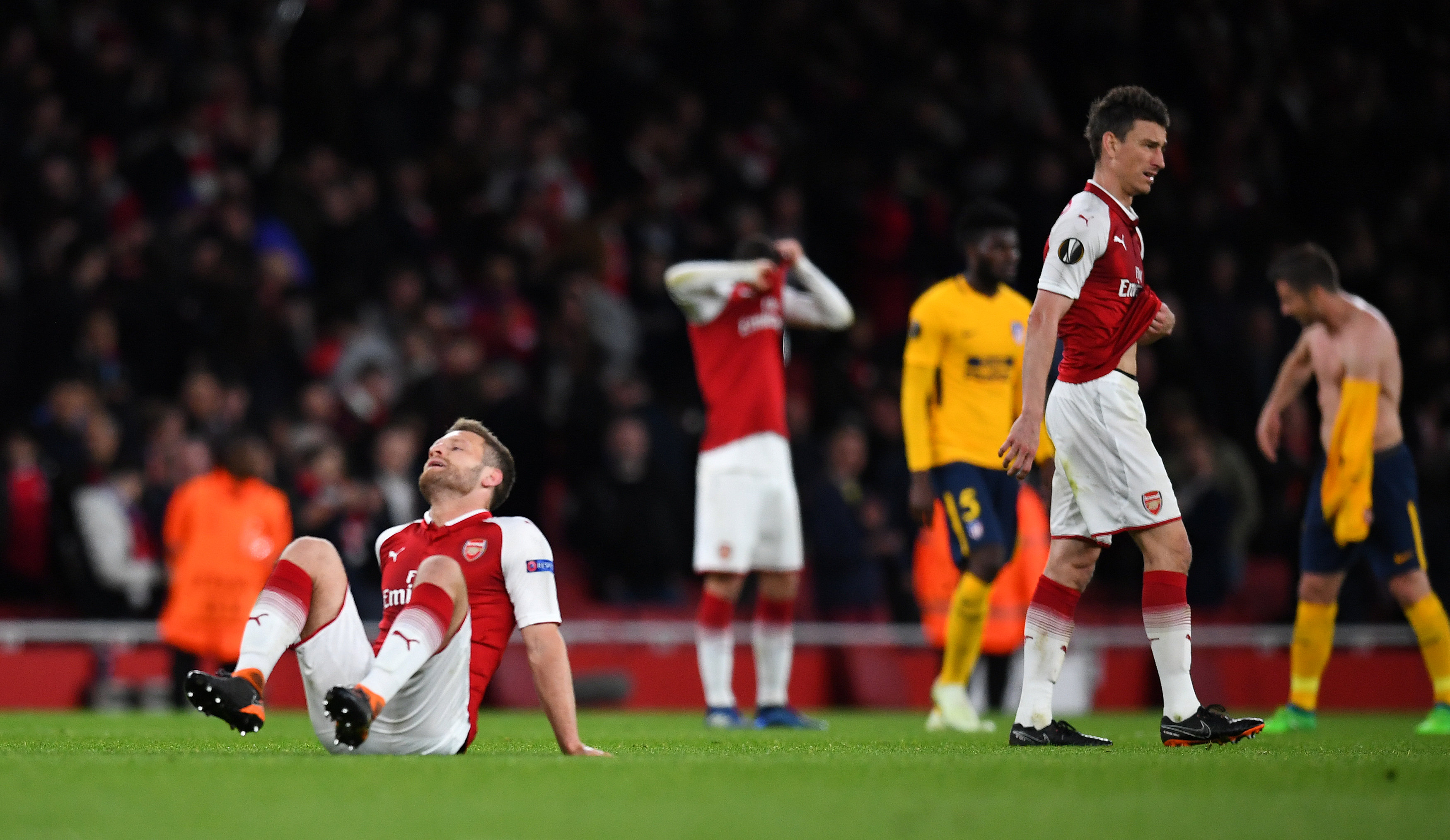 Sự thất vọng của các cầu thủ Arsenal sau trận đấu. Ảnh: REUTERS