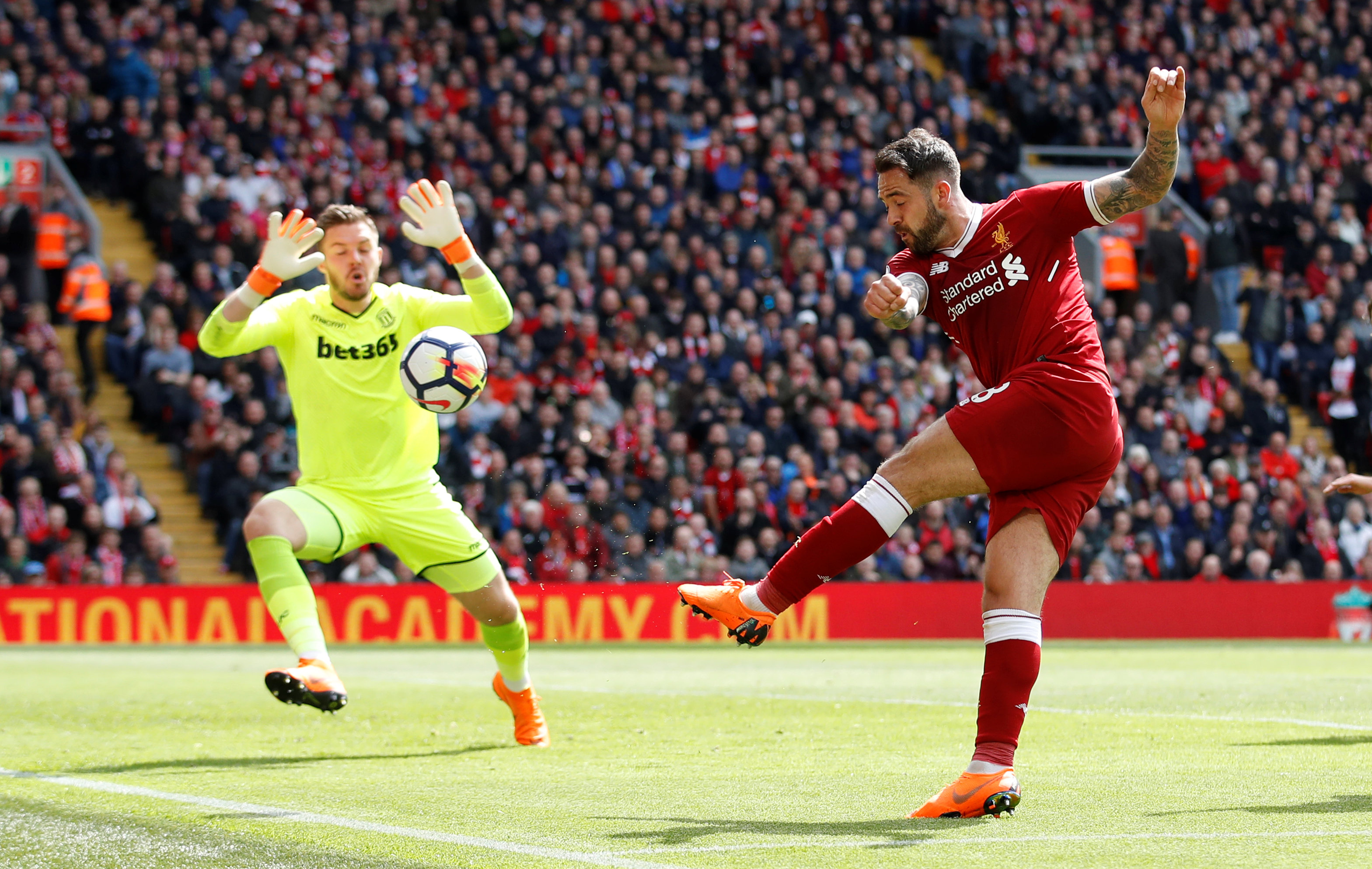 Một pha uy hiếp khung thành Stoke của Danny Ings. Ảnh: REUTERS