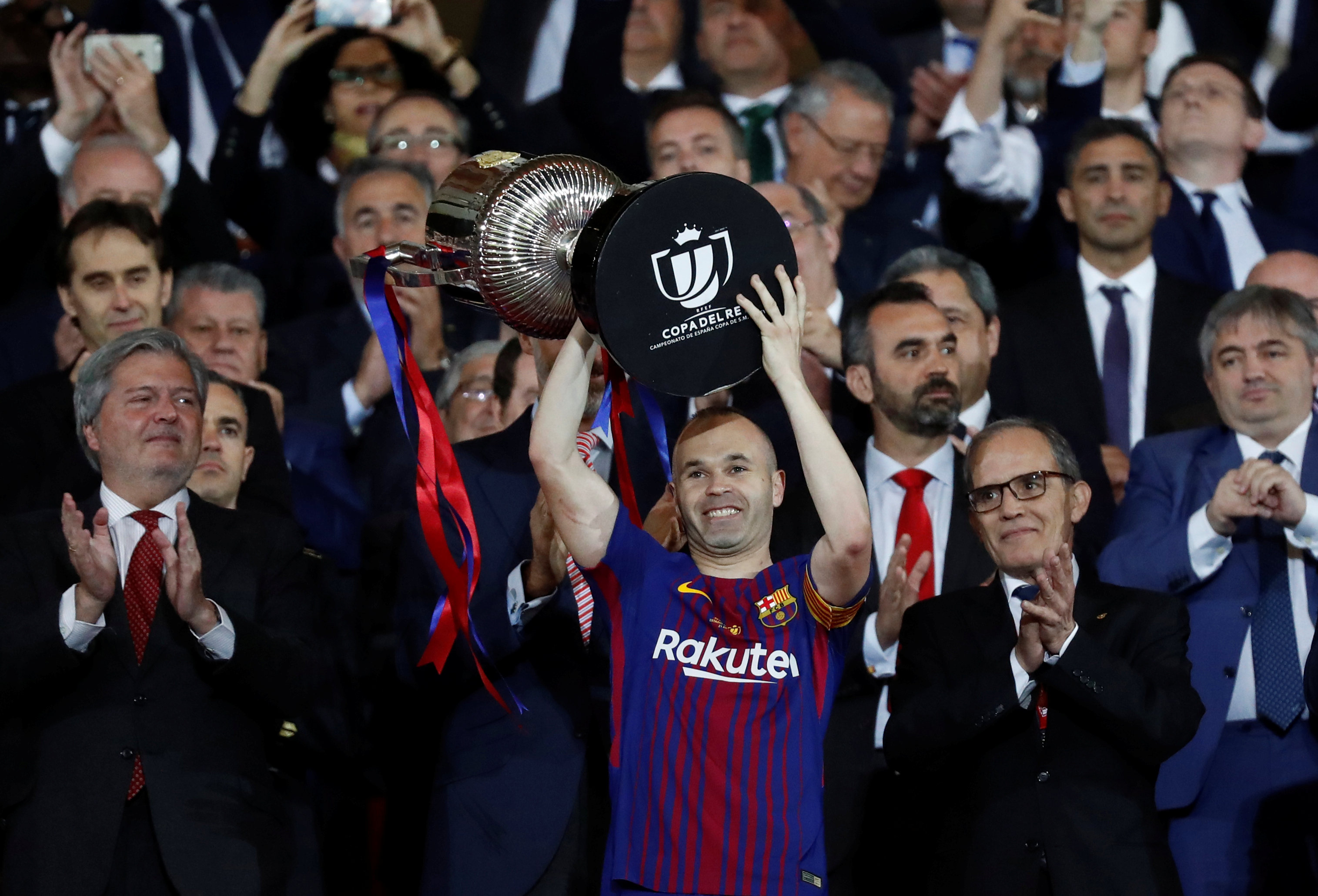 Iniesta giương cao Cúp nhà vua giành được cùng Barca mùa này. Ảnh: REUTERS