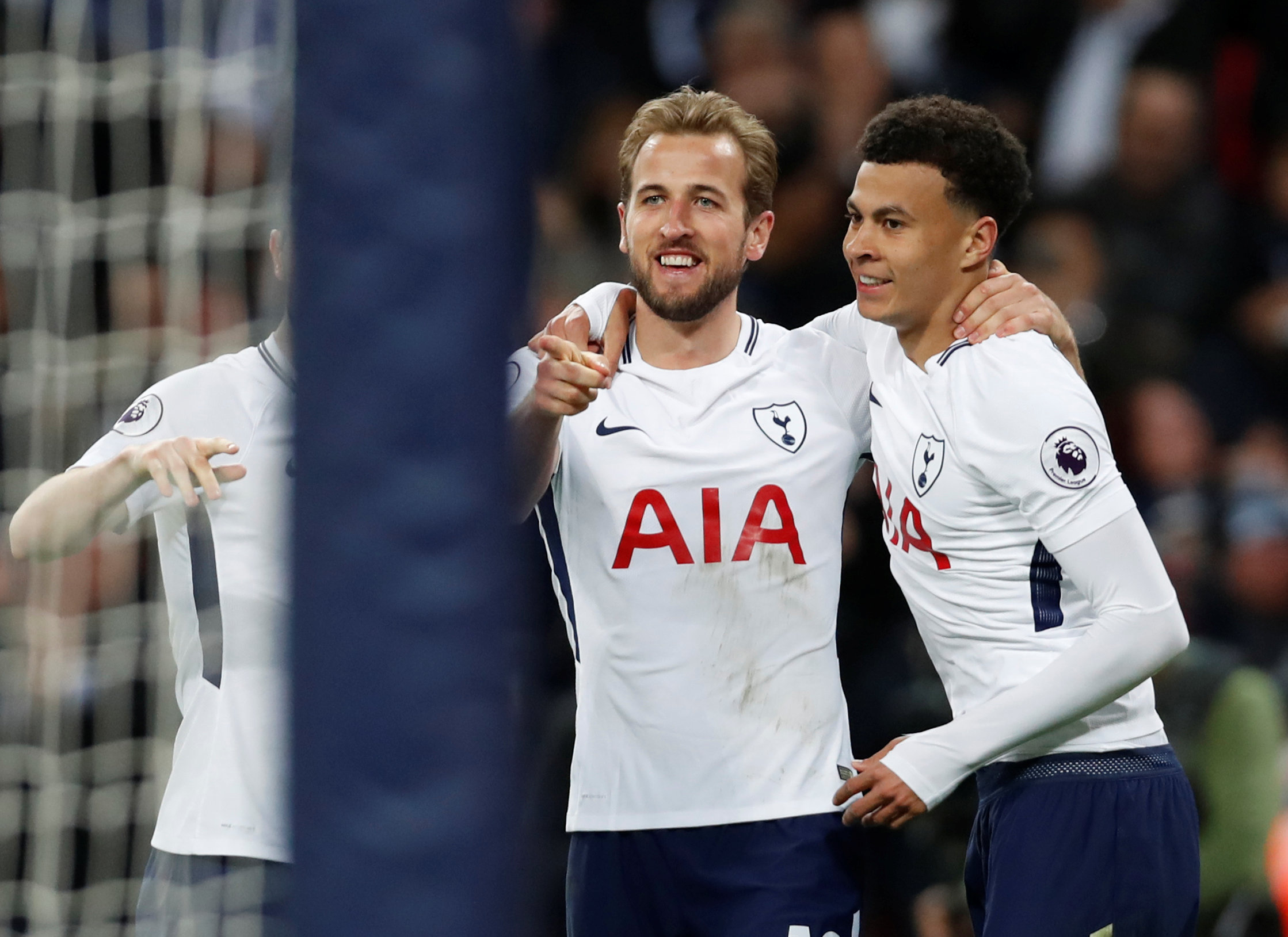 Niềm vui của Kane (giữa) sau khi nâng tỉ số lên 2-0 cho Tottenham. Ảnh: REUTERS