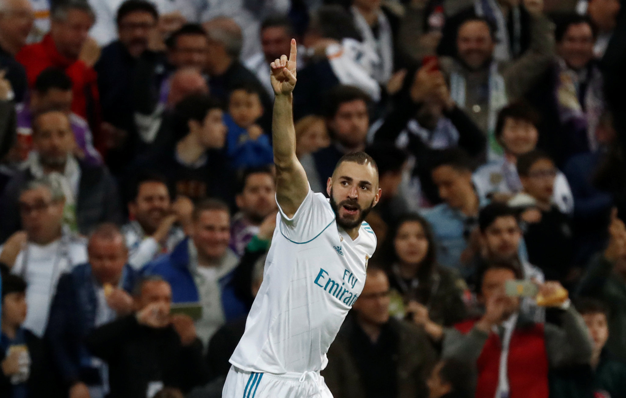 Benzema ăn mừng bàn gỡ 1-1 cho R.M. Ảnh: REUTERS