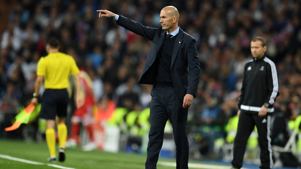 HLV Zidane chỉ đạo các cầu thủ trong trận đấu với Bayern. Ảnh: GETTY IMAGES