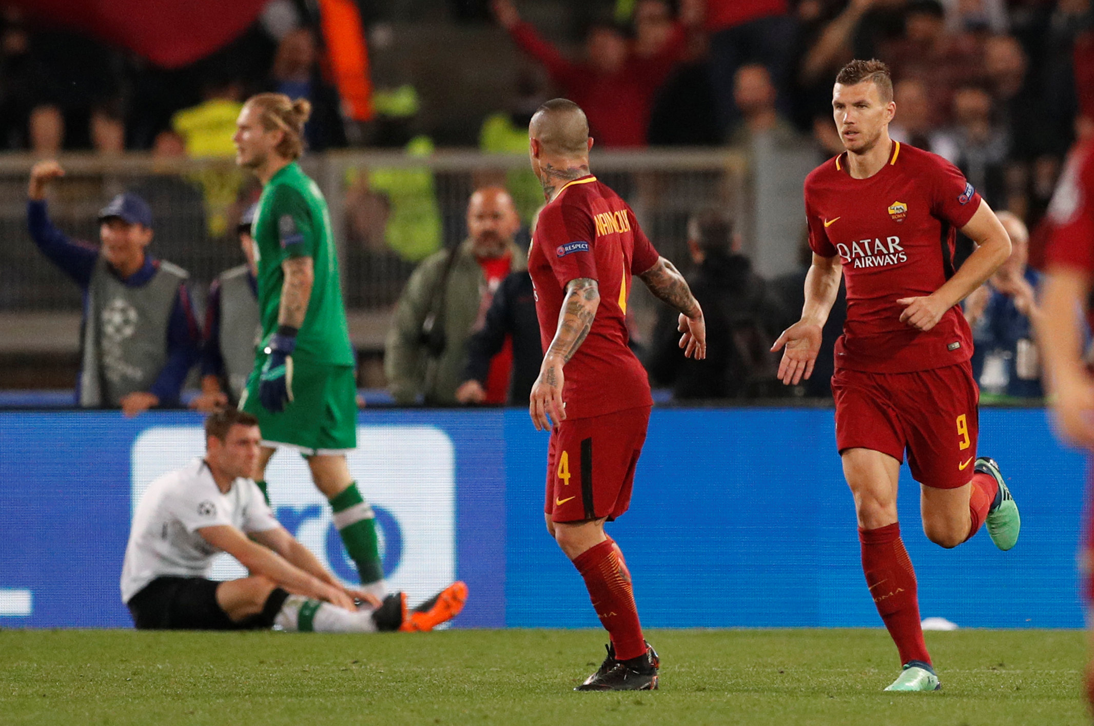 Dzeko (phải) - tác giả bàn gỡ 2-2 cho Roma. Ảnh: REUTERS