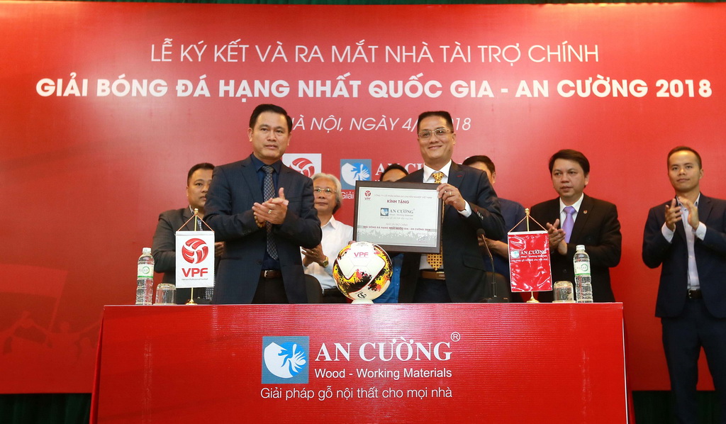 Hình ảnh tại lễ kí kết nhà tài trợ của Giải bóng đá hạng nhất quốc gia 2018 diễn ra hôm 4-5 ở Hà Nội. Ảnh: NAM KHÁNH