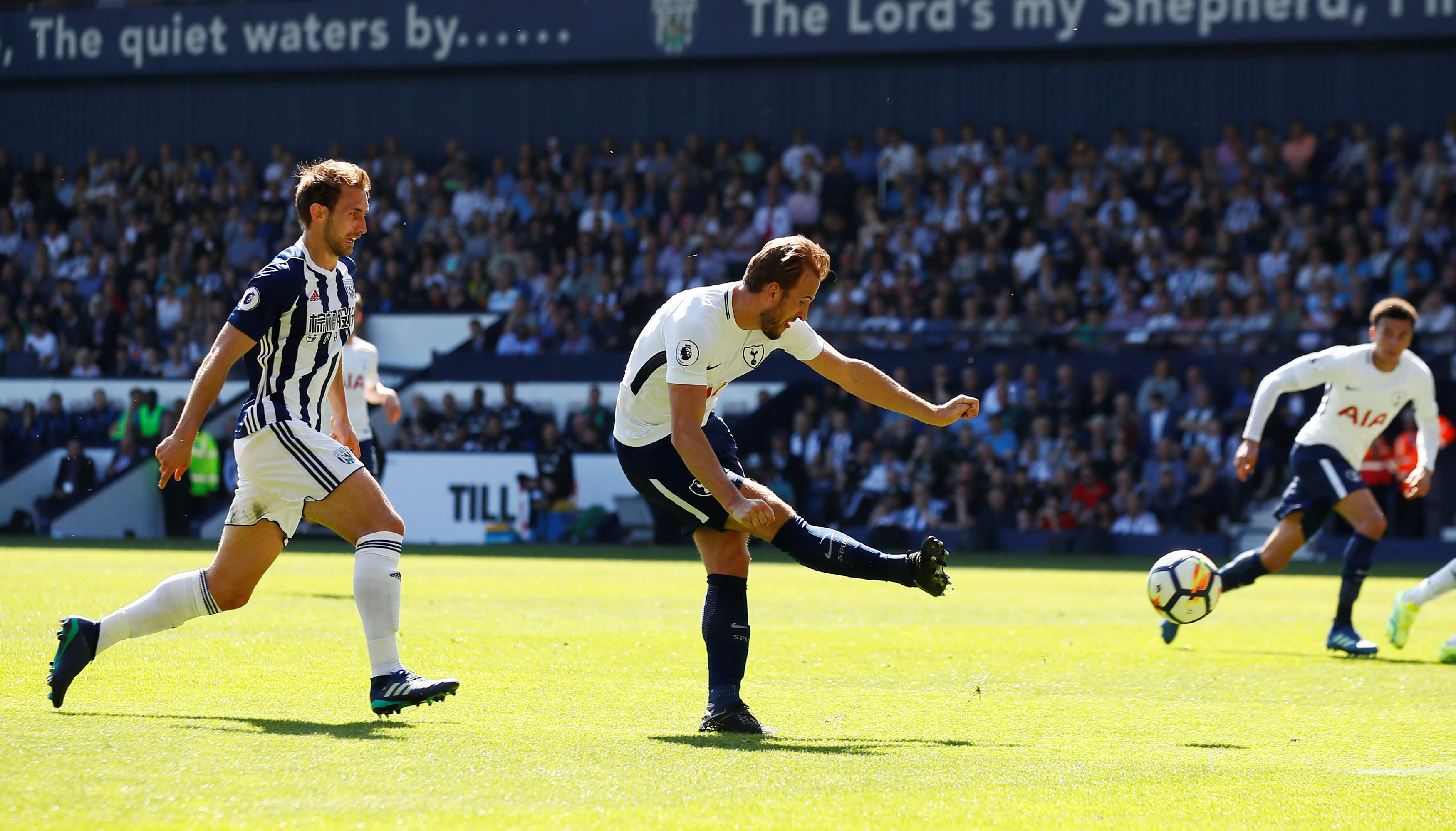 Một pha uy hiếp khung thành West Brom của Harry Kane. Ảnh: REUTERS