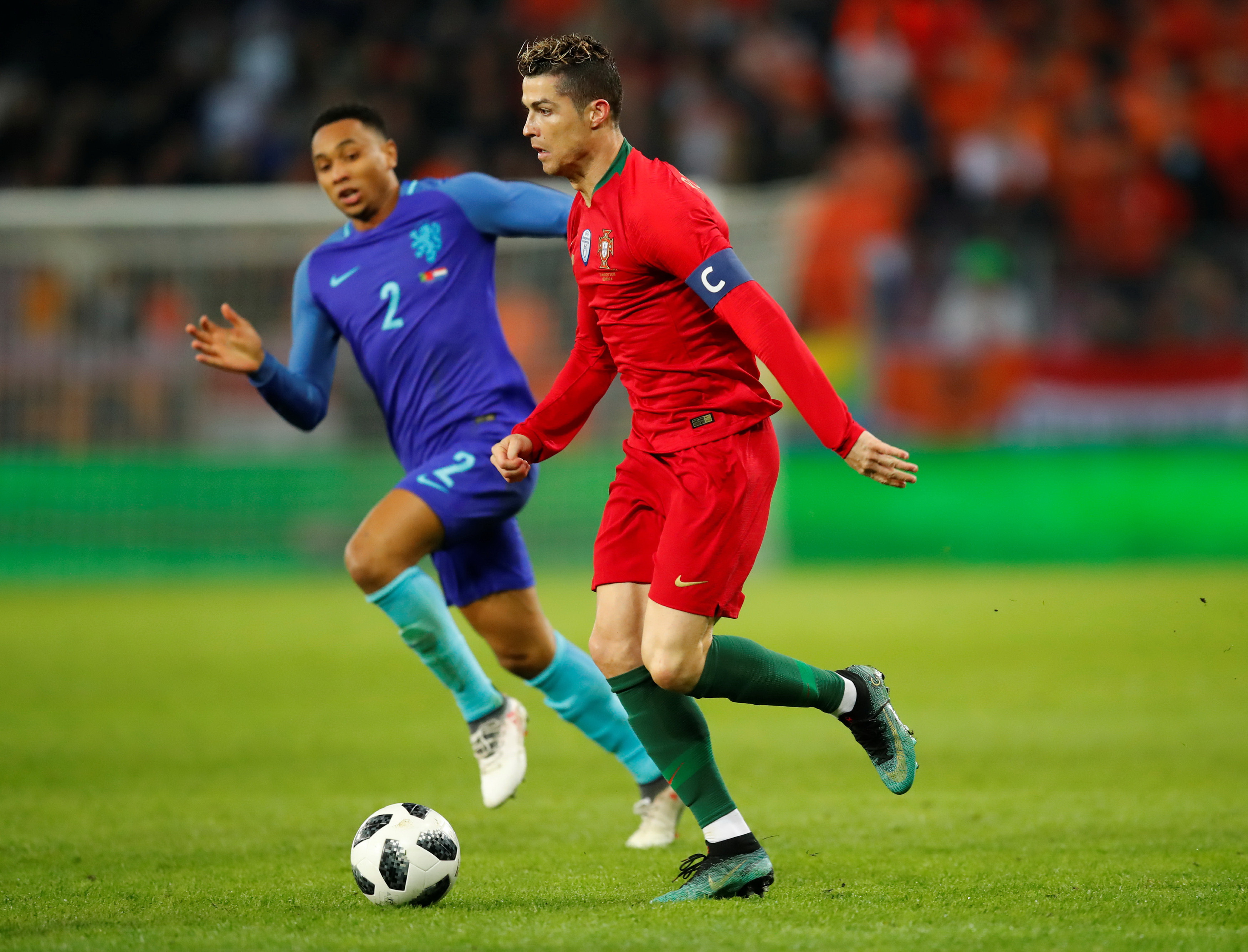 Người hâm mộ VN chờ xem màn trình diễn của các ngôi sao như Ronaldo (phải) ở World Cup 2018. Ảnh: REUTERS