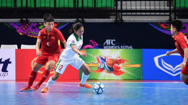 Một pha bóng trong trận futsal nữ VN thắng Indonesia 2-1. Ảnh: AFC