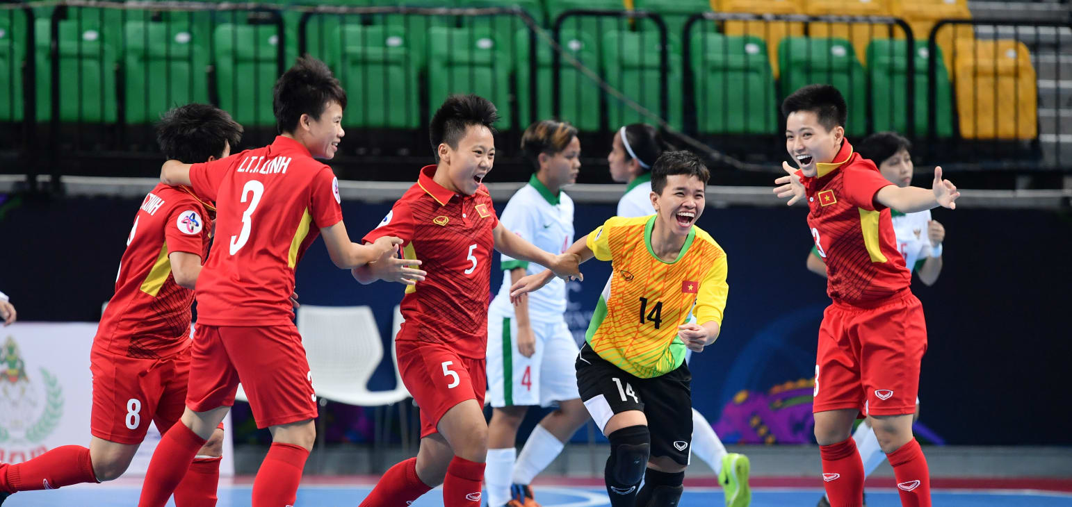 Futsal nữ VN vỡ òa sau khi đoạt vé vào bán kết Giải futsal nũ châu Á 2018. Ảnh: AFC