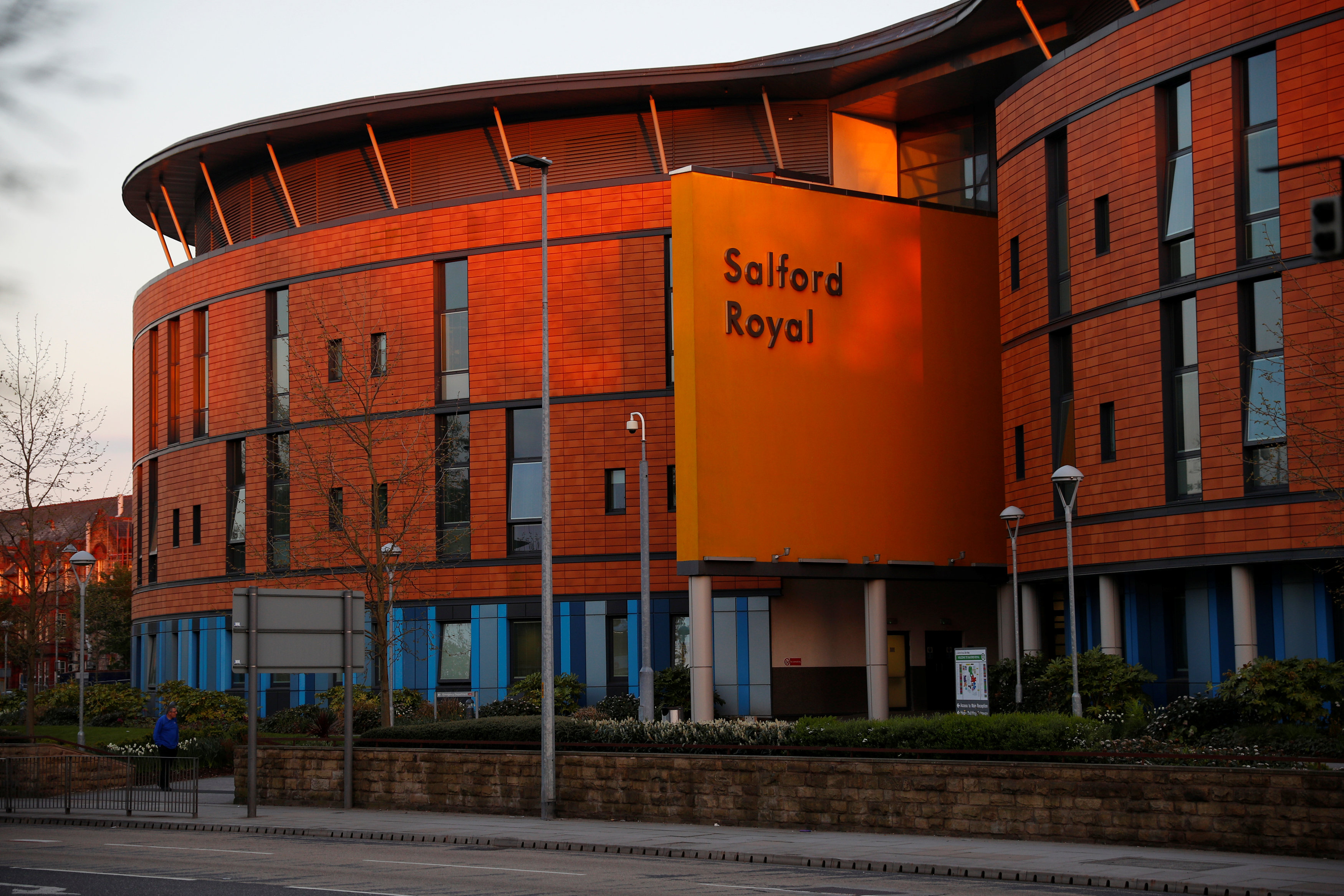 Bệnh viện Salford Royal nơi Sir Alex Ferguson đang điều trị. Ảnh: REUTERS