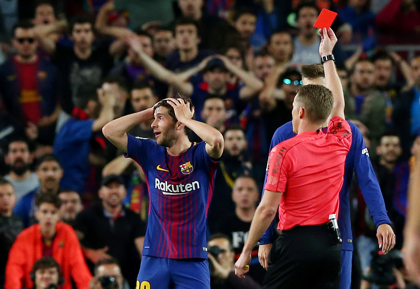 Sergi Roberto nhận thẻ đỏ trong trận