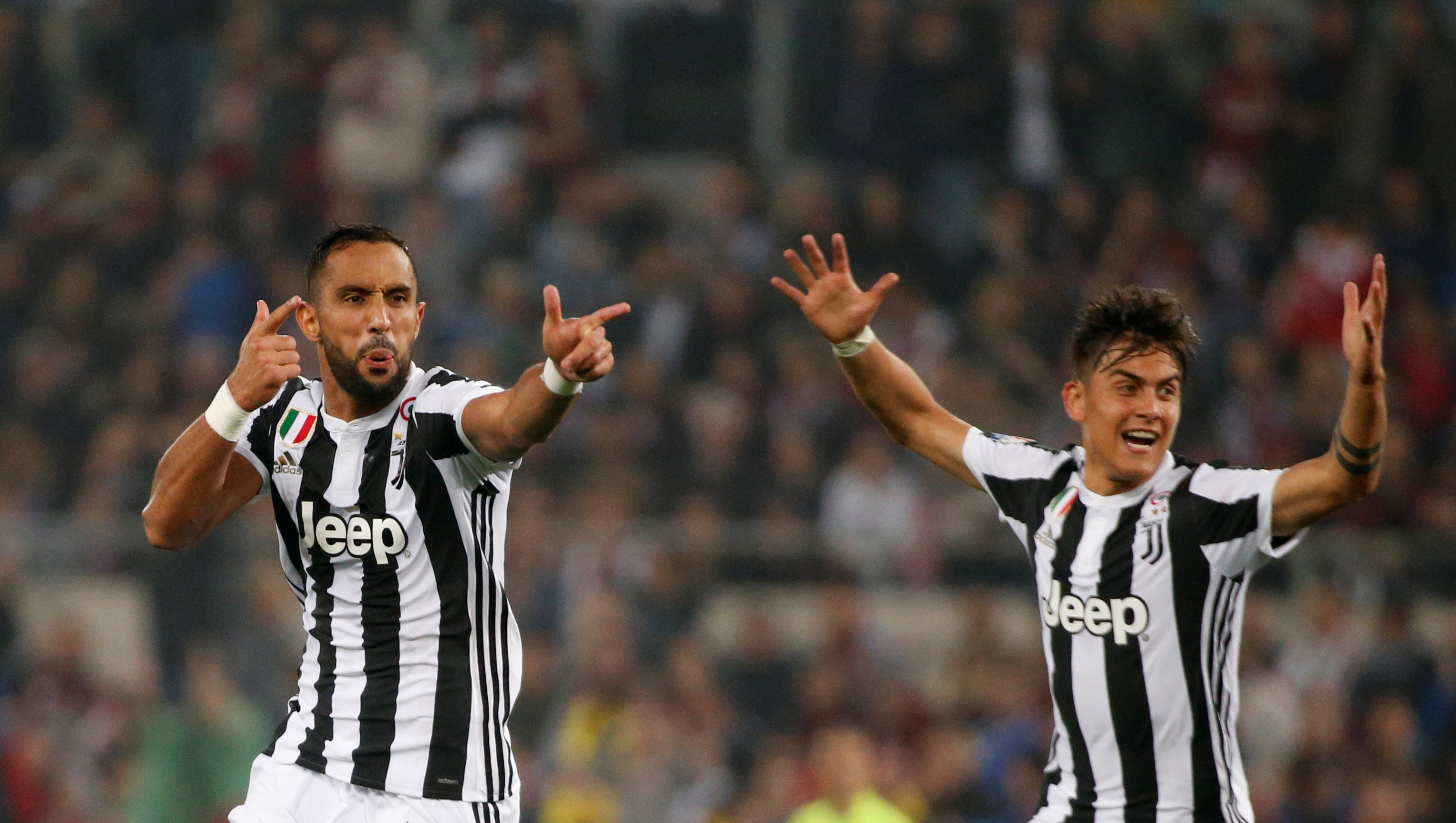 Niềm vui của các cầu thủ Juventus sau khi ghi bàn vào lưới Milan. Ảnh: REUTERS