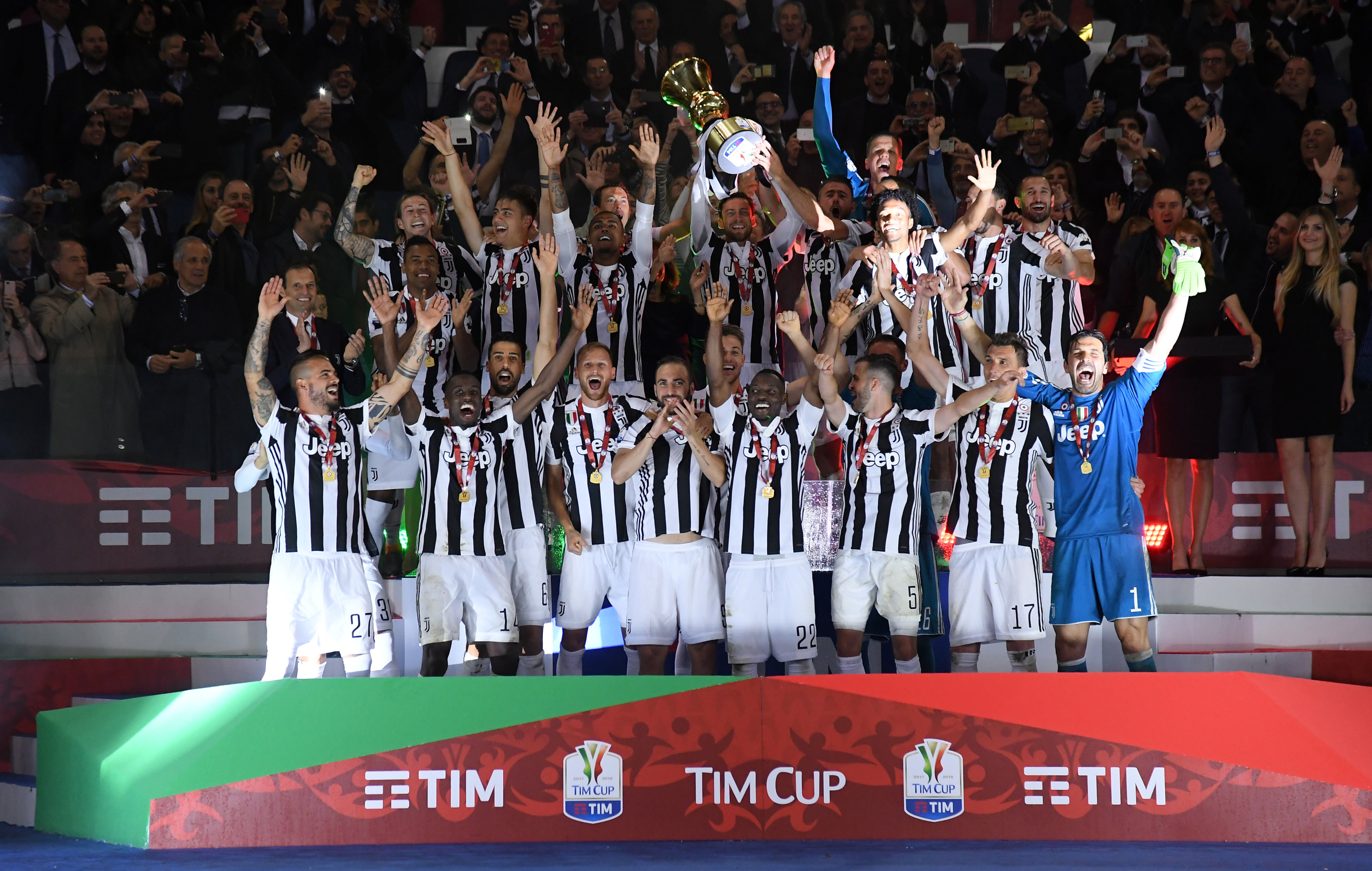 Juventus giơ cao cúp vô địch trên sân Olimpico. Ảnh: REUTERS